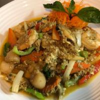 Koh Paradise · Stir-fried shrimp, squid, scallop, mussel, garlic, egg, onion, carrot, bell pepper, and Thai...