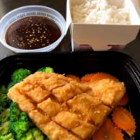 Garlic Red Snapper · Crispy red snapper fillet with garlic sauce; served over carrot and
broccoli.
