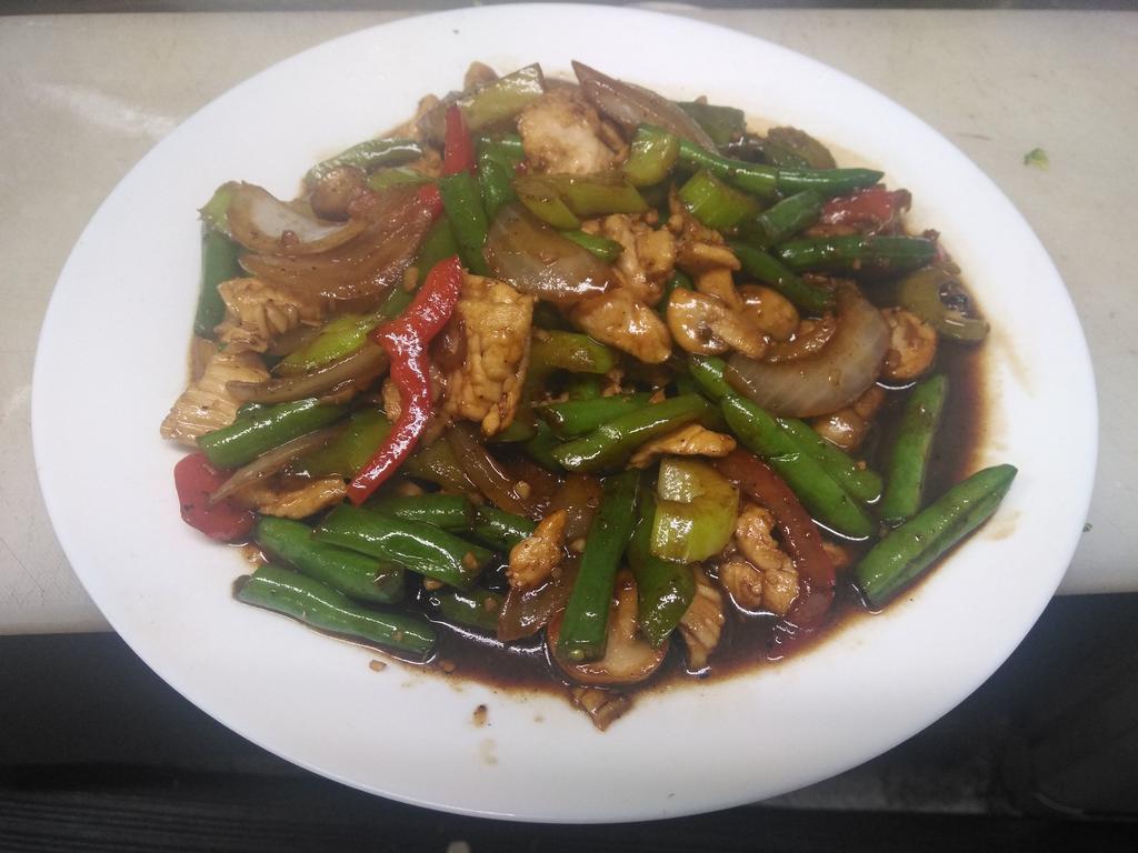 33. Pad Gratiem Prik Thai · Garlic & black pepper. Our house garlic and black pepper stir-fry with celery, fresh green beans, mushrooms, onion and your choice of protein.