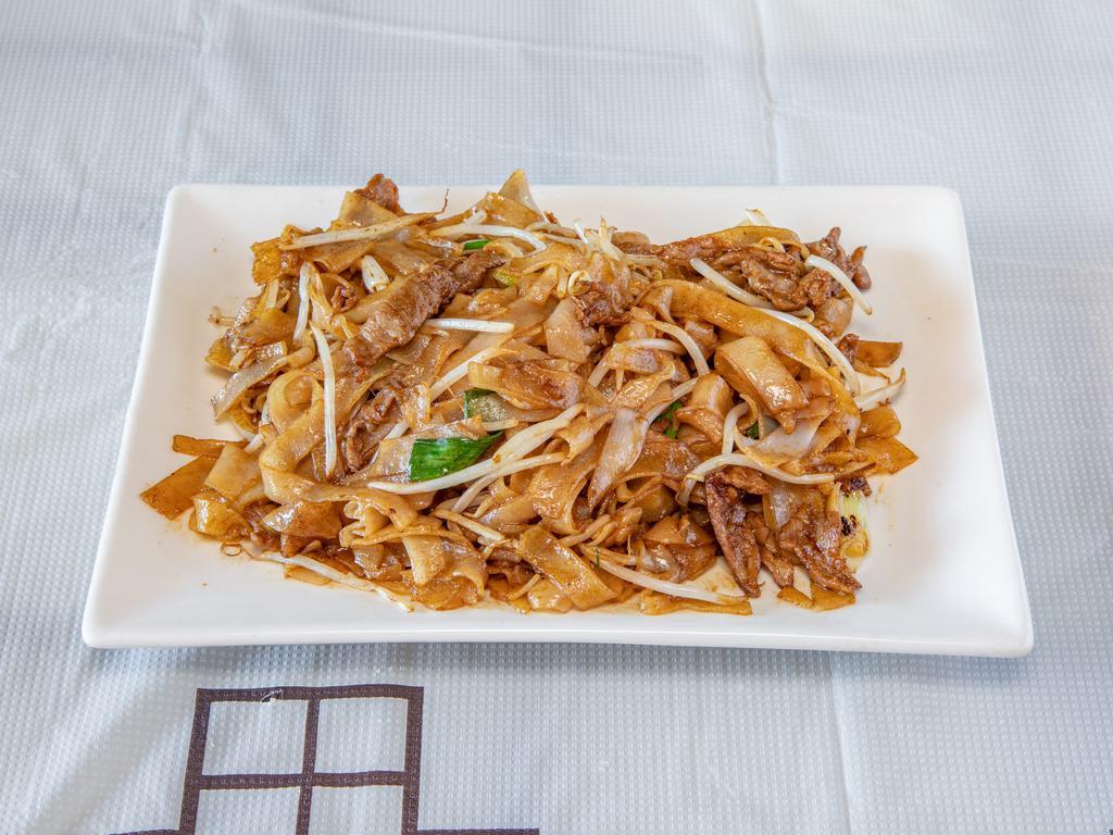 Beef Chow Fun Lunch · Flat rice noodle stir fried with sliced beef, green onions and bean sprouts.