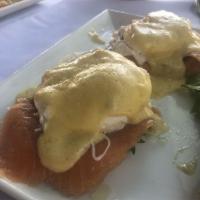 2 Eggs Benedict with Smoked Salmon and Potatoes · 