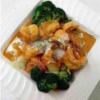 Choo Chee Prawn · Jumbo prawn in panang curry sauce with bell pepper, steamed veggies and kaffir lime leaves.