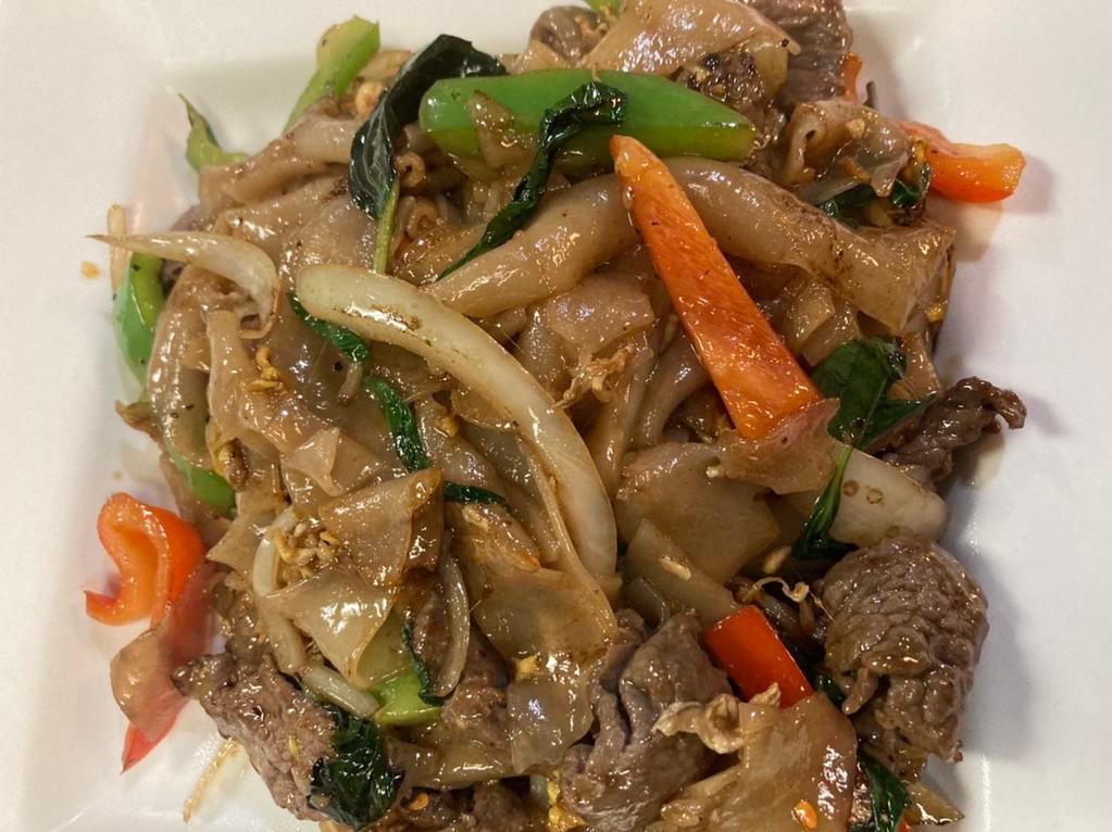 DRUNKEN NOODLE  ·  wide rice noodle, egg, Thai chili, onion, bell pepper and basil leaf