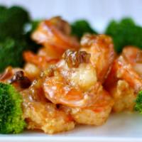 Walnut Shrimp	 · 核桃虾
Fried jumbo shrimp in rich creamy mayo sauce with honey coated walnuts, steamed broccoli.
