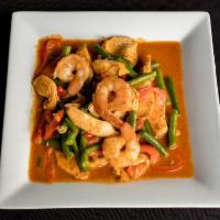 The King and I Dinner · Jumbo shrimp and chicken stir-fried with string beans and red bell peppers in prik khing cur...