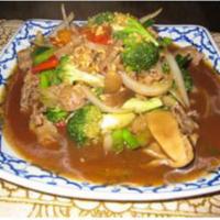 94. Beef with Oyster Delight · Sliced beef is stir-fried with mushroom, green onion, carrot, baby corn and onion in tasty o...