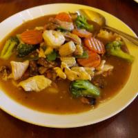 Rad Nar · Wild rice noodle with chicken and shrimp, baby corn, broccoli and carrot in gravy sauce.