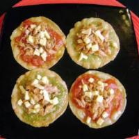 Chalupas ·  4 small pieza ortilla grilled with oil onion cream meat to taste 