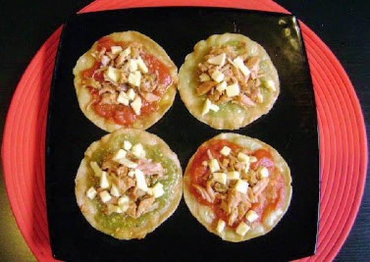 Chalupas ·  4 small pieza ortilla grilled with oil onion cream meat to taste 