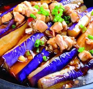 Diced Chicken Pot with Egglplant & Salty Fish · 咸鱼鸡粒茄子煲