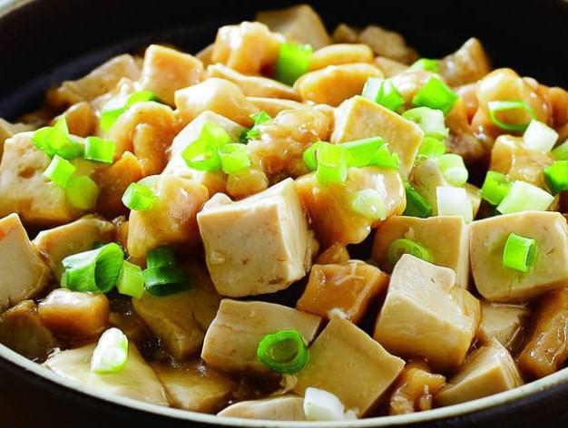 Diced Chicken Pot with Tofu & Salty Fish · 咸鱼鸡粒豆腐煲