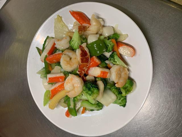 A3. Seafood Delight · Lobster meat, jumbo shrimp, scallops and crab meat sauteed with assorted mixed vegetables in a special white sauce. Served with white rice.