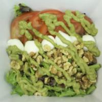 Pesto Salad · Mix verdes, tomates, mozarella fresco, nueces, aderezo de pesto, kale.