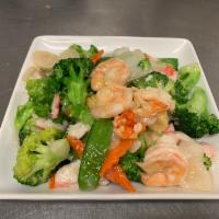 S 9. Club Seafood · Crabmeat, jumbo shrimp, fresh scallops and lobster meat deliciously sauteed with assorted Ch...