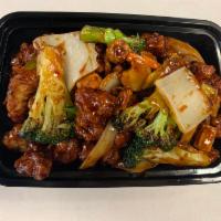 S6. Paradise Szechuan Chicken · Chicken chunks, broccoli snow peas water chestnuts baby corn and green pepper are sauteed wi...