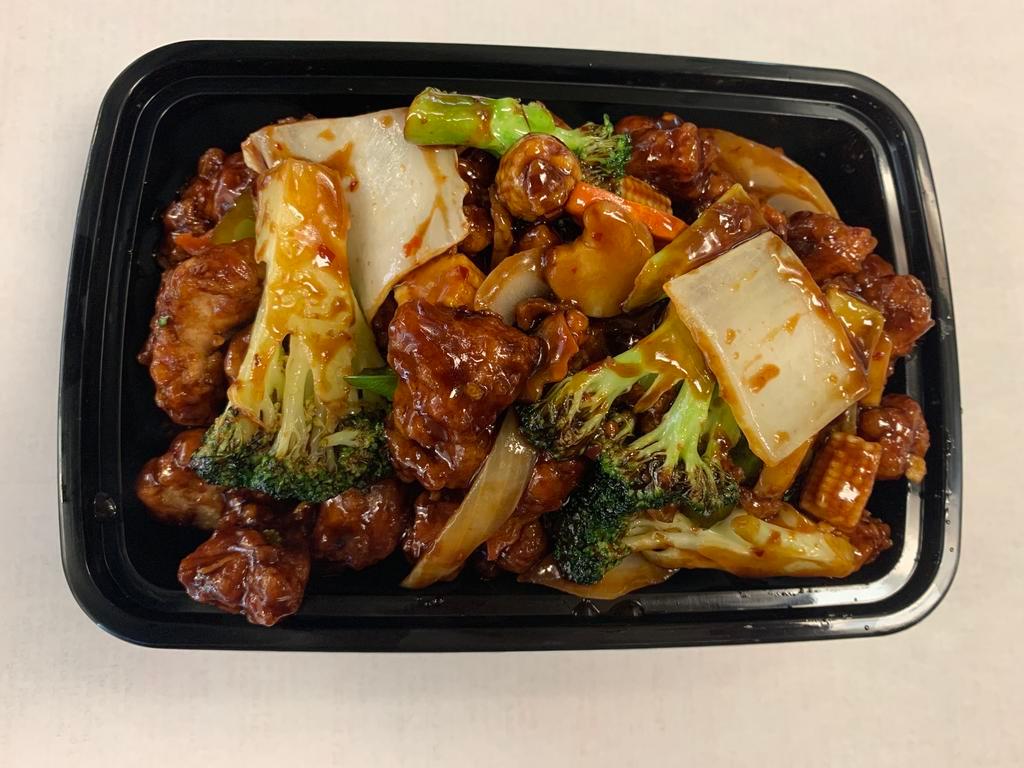 S6. Paradise Szechuan Chicken · Chicken chunks, broccoli snow peas water chestnuts baby corn and green pepper are sauteed with hot szechuan sauce. Spicy.