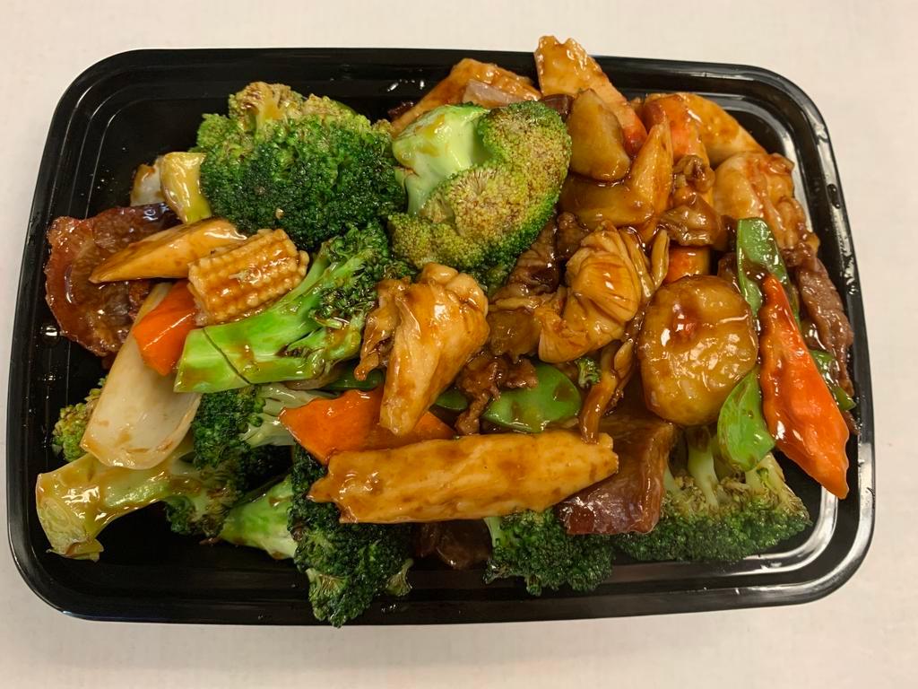 S15. Happy Family · Beef, chicken, roast pork, shrimp and lobster meat sauteed with mixed vegetables in chef's special sauce.
