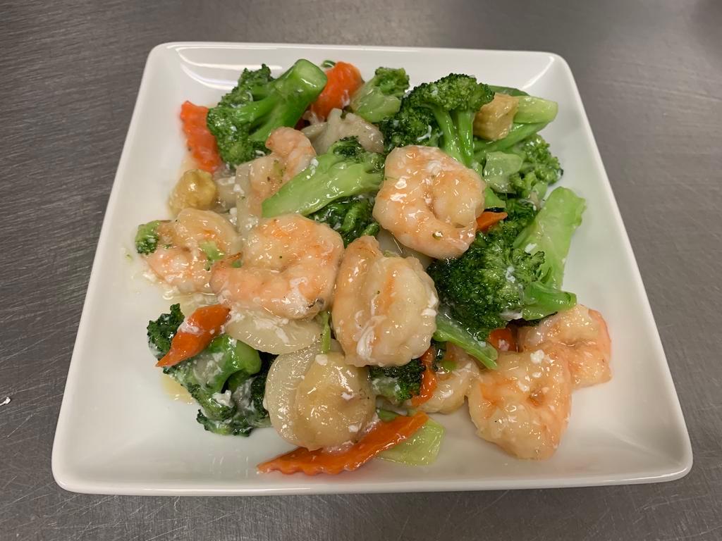 S14. Lake Tung-Ting Shrimp · Jumbo shrimp with broccoli, snow peas baby corn and water chestnuts in white wine sauce, truly a romantic dish.