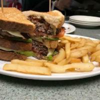 Hamburger Club & fries · Grilled burgers, bacon,lettuce, tomato, mayo. Served with french fries.