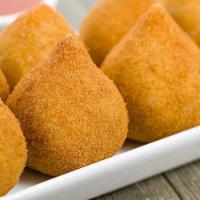 Coxinha de Frango com Catupiry · Potato chicken and cheese.