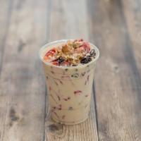 Strawberries and Cream · Fresas con crema. Topped with granola, dry coconut and raisins.