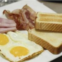 Desayuno Americano con huevo · American Breakfast 
Tostadas o arepas, huevo, jamon y tocineta / Toast or arepas, egg , ham ...