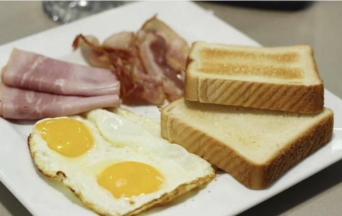 Desayuno Americano con huevo · American Breakfast 
Tostadas o arepas, huevo, jamon y tocineta / Toast or arepas, egg , ham and bacon