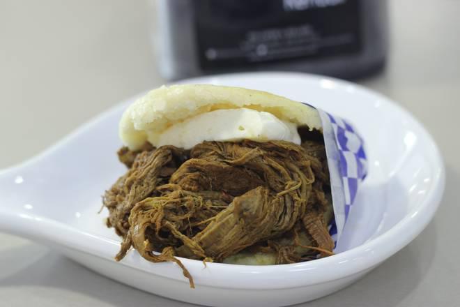 Arepa con carne mechada y queso · Arepa with shredded beef and cheese