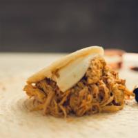 Arepa con Pollo mechado y queso · Arepa With shredded chicken and cheese