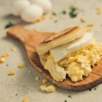 Arepa con huevo y queso · Arepa with egg and cheese
Escoge entre : fritos , revueltos o perico / Choose between: Sunny...