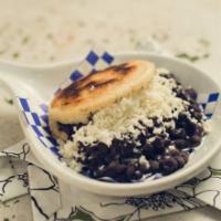 Arepa Domino · Frijoles y queso blanco rallado / Beans and Shredded White Cheese
