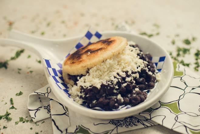 Arepa Domino · Frijoles y queso blanco rallado / Beans and Shredded White Cheese