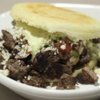 Arepa La Abrazada · Incluye : pico de gallo, queso llanero y salsa tártara / Includes: pico de gallo, cheese and...