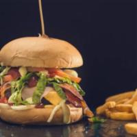 Hamburguesa Especial · Special burger
Incluye: Huevo, tocineta, jamón, queso de mano, queso cheddar, lechuga, tomat...