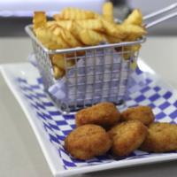 Nuggets con papas fritas · Nuggets with french fries