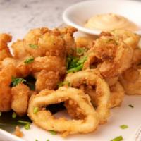 Calamares y camarones fritos · arbol aioli