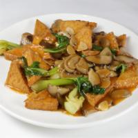 Busut Tofu 버섯두부 · Tofu with mushrooms in chili oil.