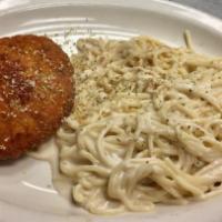 Gia's Pasta · Crispy breaded chicken breast, with spaghetti and Alfredo sauce.