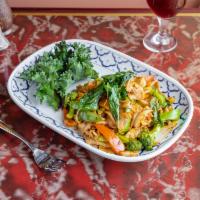 P2. Pad Kee Mao Dinner · Flat rice noodles with yellow onions, carrots, green and red bell peppers, broccoli, chilies...