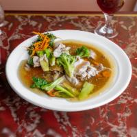 P7. Rad Na Dinner · Flat rice noodles with carrots, broccoli, and Thai gravy sauce.