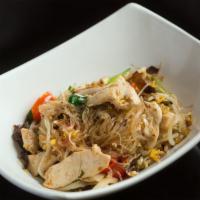 P5. Pad Woon Sen · Glass noodle, onion, scallion, ear wood mushroom, bean sprouts, carrot, tomatoes and egg.