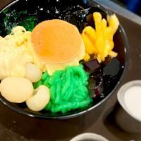 Che Queenz  · Shaved ice with assorted jelly and fruits (longan, jackfruit, durian) topped with special co...