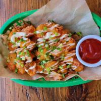 Earls hot tots  · Fried tater tots,kimchi ,cheddar,miso aoli and scallions 
