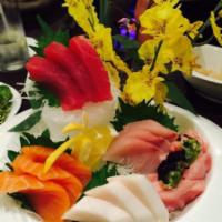 Combo Sashimi (Dinner) · 12 pieces assorted sashimi - chef's choice.
