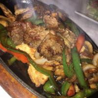 Fajitas de Pollo y Bistec · Chicken and steak fajita.