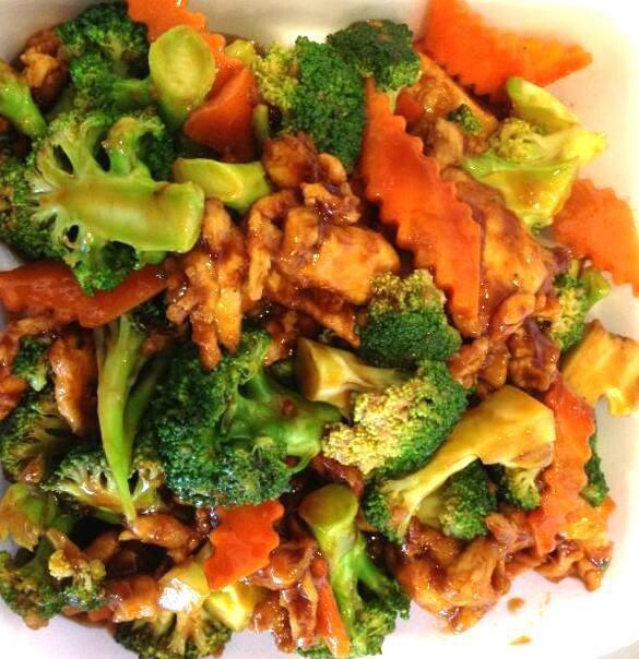 304. Chicken with Broccoli · Chicken stir-fried with fresh broccoli in brown sauce. Served with steamed or fried rice.