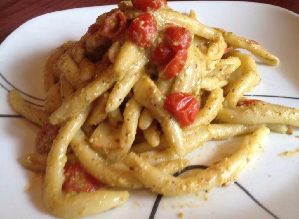 Fusilli al Pistacchio · Long pasta with pistachio, garlic and extra virgin olive oil.