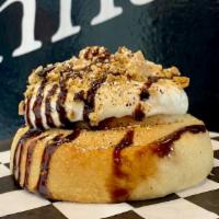 Tiramisu roll · Delicious vanilla Old Skool frosting topped with graham cookies, coffee dust, powdered sugar...