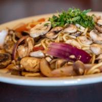 Tallarin de Champinones · Spaghetti served with stir fried mushrooms, onions, tomatoes, cilantro and soy sauce.
