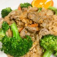 Pad Se-ew · Choice of meat, pan-fried with big rice noodles, egg and broccoli.